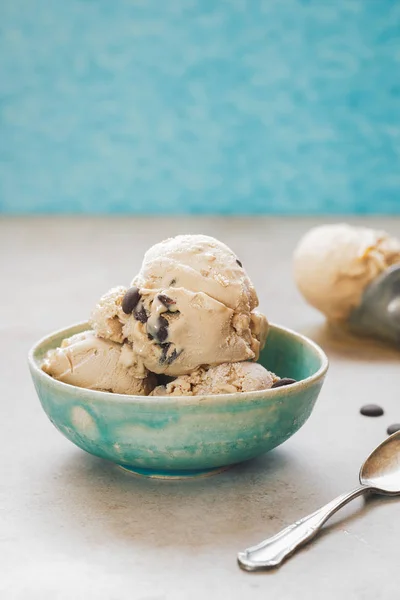 Helado en un tazón —  Fotos de Stock