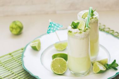 İki şeker Brezilyalı limonata bardağı taşıran damla ile gözlük rimmed