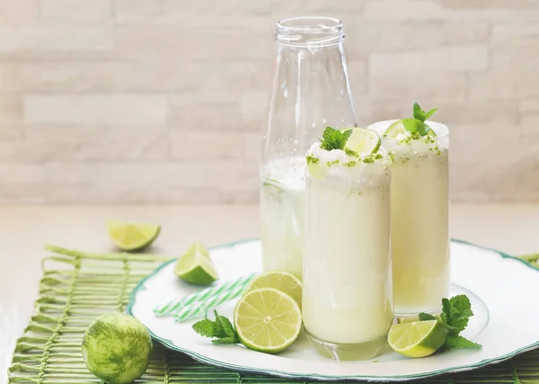 Вкусный бразильский лимонад в ретро-бутылке и бокалах — стоковое фото