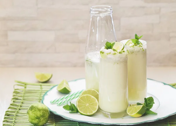 Köstliche brasilianische Limonade in Retro-Flasche und Gläsern — Stockfoto