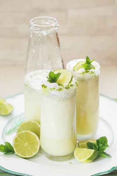 Kokoskalk-Getränk in Gläsern und Flaschen — Stockfoto