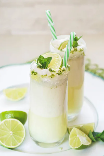 Gläser mit frischer brasilianischer Limonade oder Limonade mit gezuckertem Rand, zur sommerlichen Erfrischung — Stockfoto