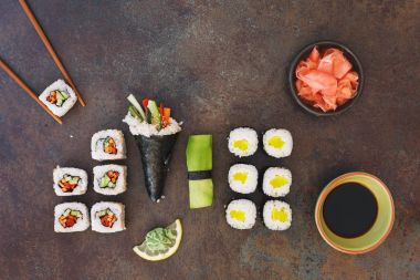 Turşu zencefil, soya sosu, wasabi ile vejetaryen suşi servis taş zemin üzerine