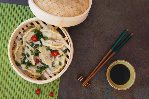 Kokt kinesiska dumplings i bambu ångande korg — Stockfoto