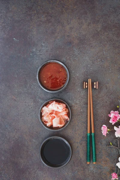 Sushi Set. Japonské sushi hůlkami, misku sójové a chilli omáčka a nakládaný zázvor — Stock fotografie