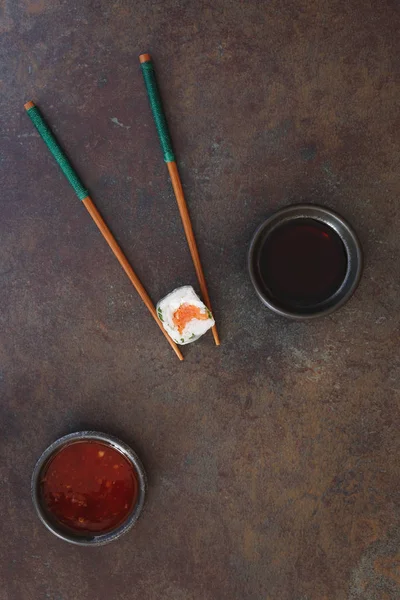 ベトナムのライス ペーパー ロール寿司、箸、唐辛子、醤油 — ストック写真