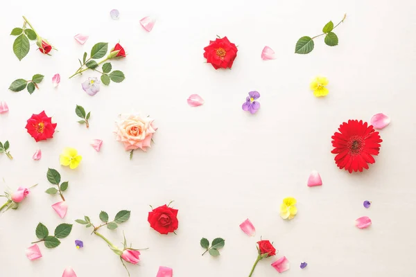 Patrón floral hecho de rosas rosadas y rojas, hojas verdes, gerberas y flores de pantano —  Fotos de Stock