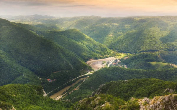 Ovcar Banja spa, vy från toppen av berget Kablar, resmål — Stockfoto