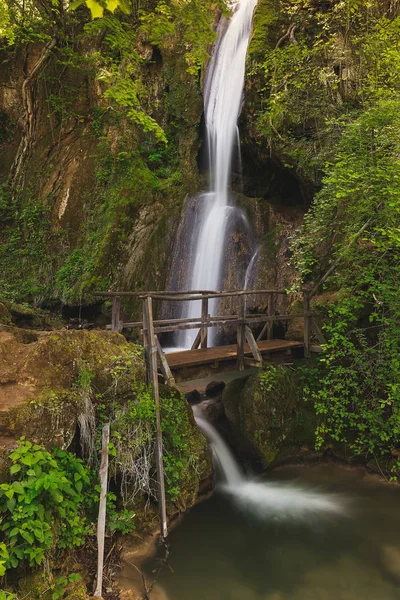 Ripaljka 瀑布、 桥、 洞，旅游目的地，奥兹伦山，Sokobanja，塞尔维亚 — 图库照片