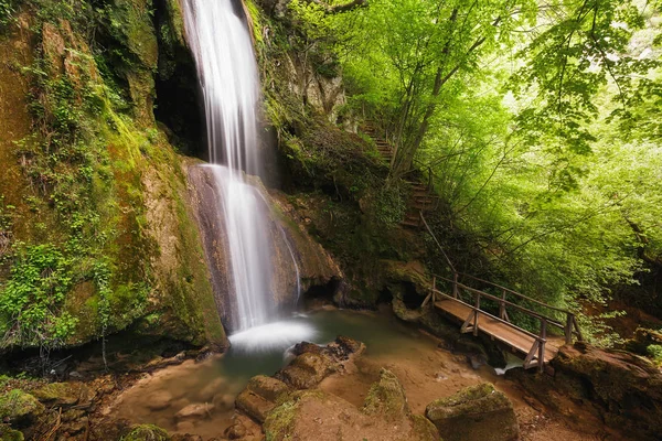 桥和洞穴，Ripaljka 瀑布美丽的旅游目的地，奥兹伦山，Sokobanja，塞尔维亚 — 图库照片