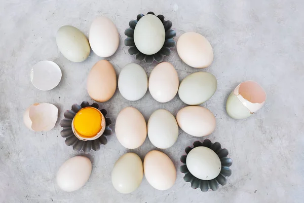 Випічка інгредієнтів з органічними яйцями та формами печива на фоні сільського металу . — стокове фото