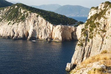 Lefkada Adası, Batı kıyısında günbatımı sırasında. Güzel kayalıklarla, Dukatos Cape, Lefkada, Yunanistan 