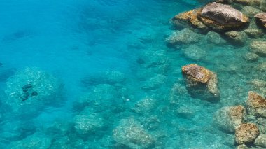 Mavi yeşil deniz taşlarla temizlemek için havadan görünümü