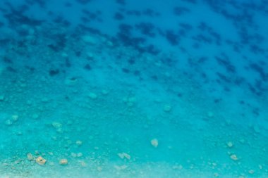 Şeffaf temiz deniz suyu kıyıları, degrade arka plan için derinliği için plaja mavi