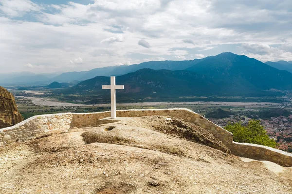 White cross in the Holy Trinity Monastery,  view to Kalambaka,  Meteora, Greece — Stock Photo, Image