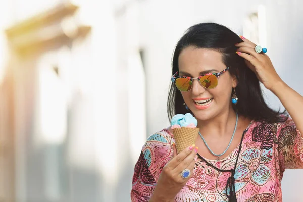Красивая женщина держит мороженое на улице — стоковое фото