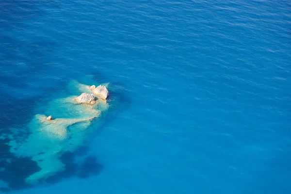 Güzel deniz masmavi su ve kayalar ile havadan görünümü — Stok fotoğraf