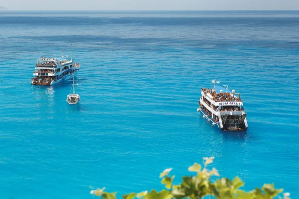 Porto Katsiki Beach Haziran 28,2017 iki turist cruise gemi — Stok fotoğraf