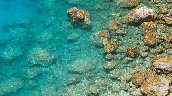 Deniz kaya, güzel doğası arka plan ile — Stok fotoğraf
