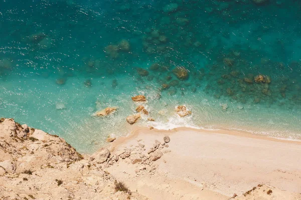 Sandy vahşi beach rocky bay ve dalgalar — Stok fotoğraf