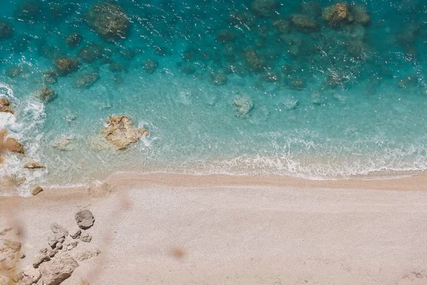 Rocky bay ve dalgalar çökmesini ile bozulmamış sahile havadan görünümü — Stok fotoğraf