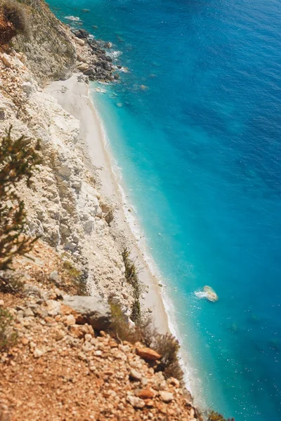 Tropikal kumlu plaj ve turkuaz temiz su havadan görünümü — Stok fotoğraf