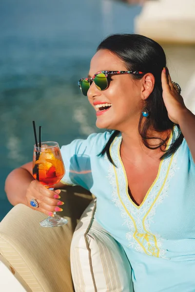 Женщина пьет коктейль на яхте — стоковое фото