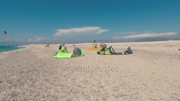 LEFKADA, GRÈCE, 27 JUIN 2017, AGIOS IOANNIS, Kitesurfers sur la belle plage d'Agios Ioannis à Gira, île de Lefkada, Grèce — Video