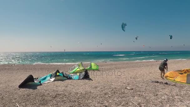 LEFKADA, GRÉCIA, JUNHO 27, 2017, AGIOS IOANNIS, Kitesurfers on the beautiful Agios Ioannis in Gira beach of Lefkada island, Greece — Vídeo de Stock
