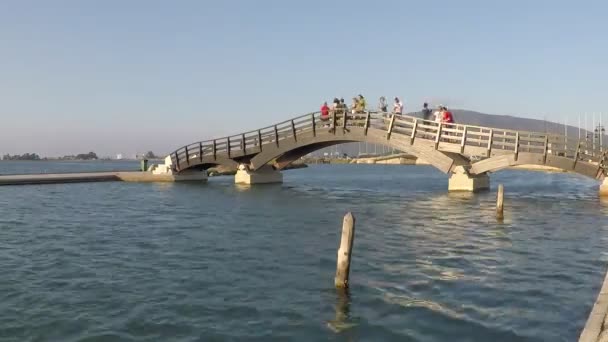 Lefkada, Yunanistan, 27 Haziran 2017, tahta Lefkada Adası, Yunanistan, timelapse gopro köprü — Stok video