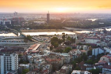 Belgrad manzarası, şehir günbatımı sırasında eski ve yeni parçası
