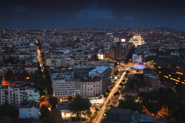 Beograd, Serbia, 22. juli 2017. Slavija Square, nattutsikt fra luften – stockfoto