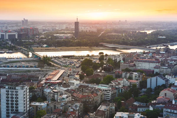 Belgrad manzarası, şehir günbatımı sırasında eski ve yeni parçası