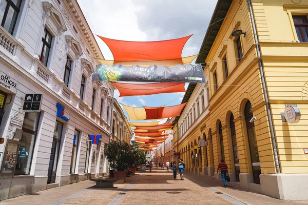 Pecs, Macaristan 15 Haziran 2017 insanlar Kiraly sokakta şehir merkezinde