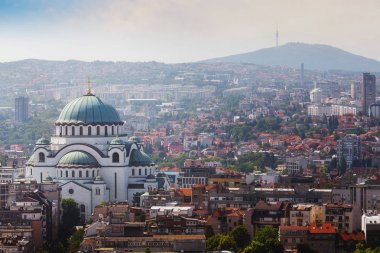 Aziz Sava Tapınağı ve Avala Kulesi ile Belgrad şehir manzarası