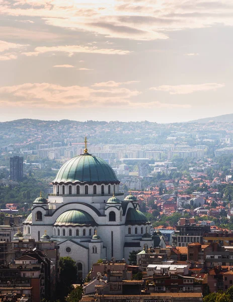 Вид на центр Белграда с искушением Святого Саввы — стоковое фото