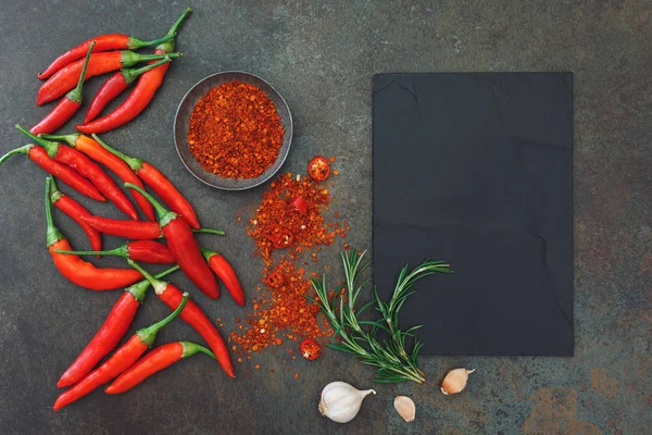 Hot Red Hot chili peppers i przyprawy na powierzchni rustykalnej — Zdjęcie stockowe