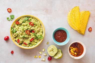 Baharat ve soslar ile tacos
