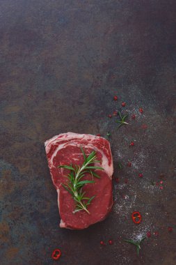 Fırın bekleyen rosemary ile süslenmiş ham sığır eti biftek