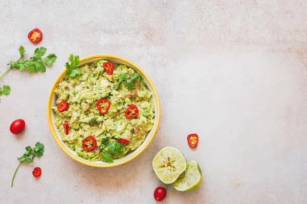 Verse guacamole dip met ingrediënten — Stockfoto
