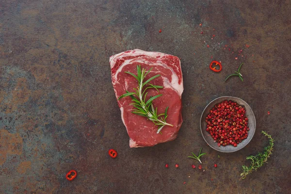 Marmurkowy świeże mięso angus steak z przyprawami — Zdjęcie stockowe