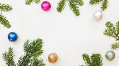 Çam dalları ve baubles ile Noel çerçeve 