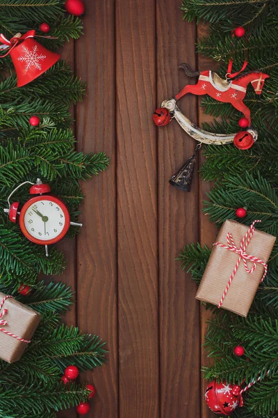 Vánoční rám přirozené borové větve a ornamenty — Stock fotografie