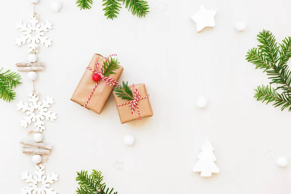 Uspořádání vánoční dárky a ozdoby — Stock fotografie
