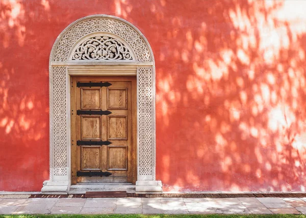 Zica klášter, středověké kamenné dveře, architektura detail — Stock fotografie