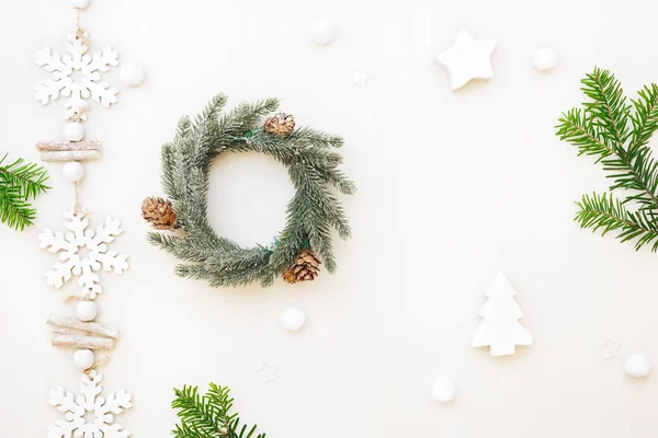 Kerst samenstelling met krans en ornamenten — Stockfoto