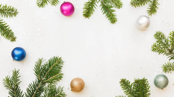 Marco de Navidad con ramas de abeto y adornos —  Fotos de Stock