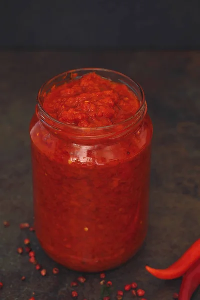 Ajvar traditionele geroosterde rode paprika verspreid in pot — Stockfoto