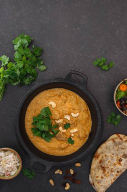 Rustik yüzey üzerinde koyun kavurma