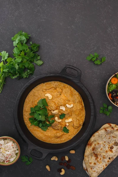 Rustik yüzey üzerinde koyun kavurma